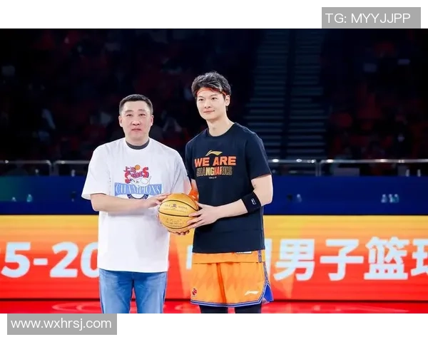 姚明场外指导助力年轻球员成长展现篮球精神与团队合作的重要性